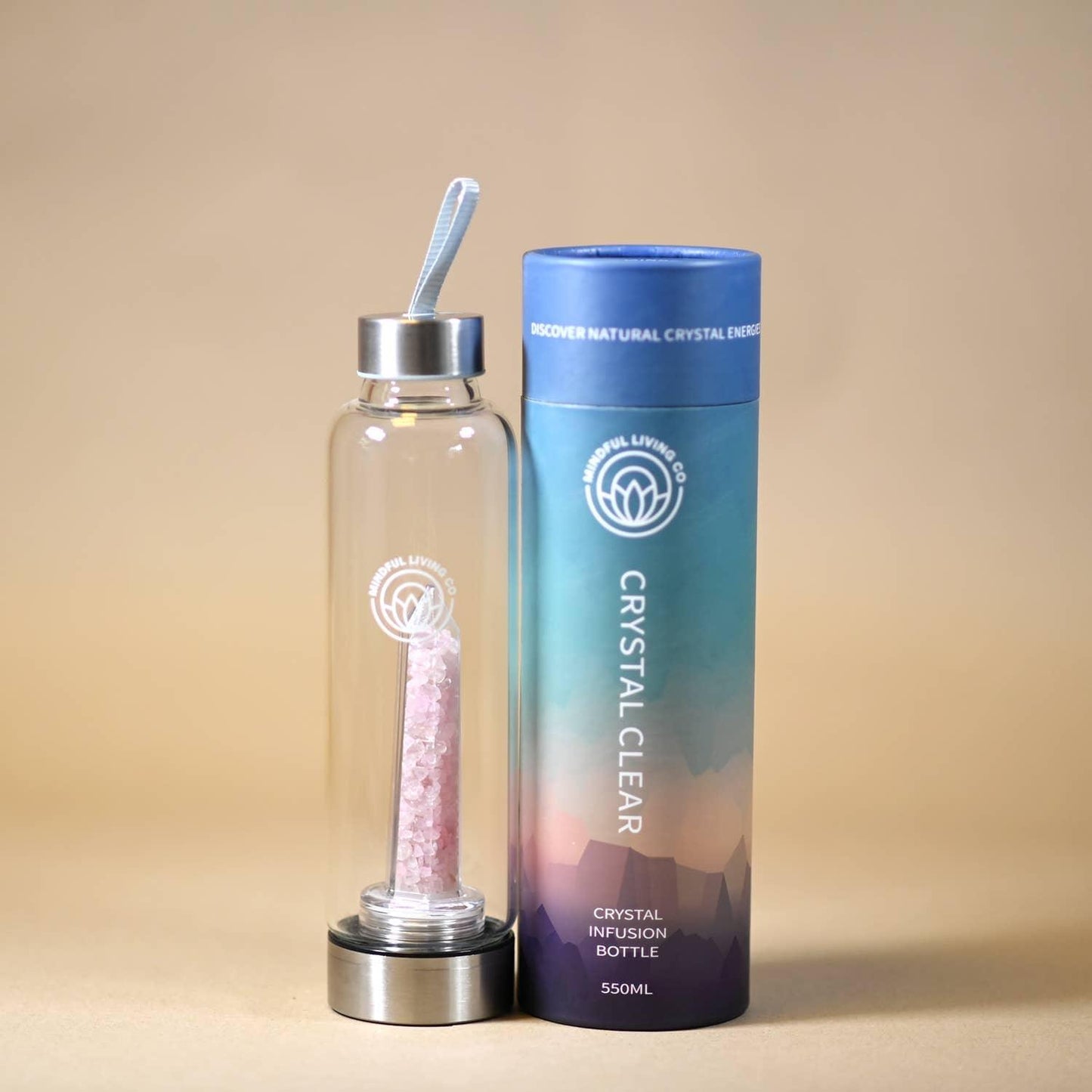 waterfles van glas met rozenkwarts edelstenen