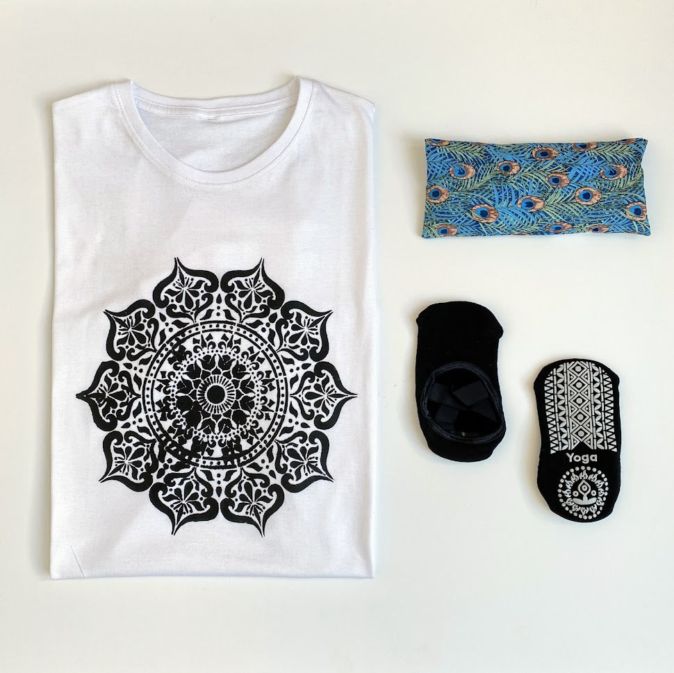 cadeau spullen box thsirt yoga sokken oogkussen