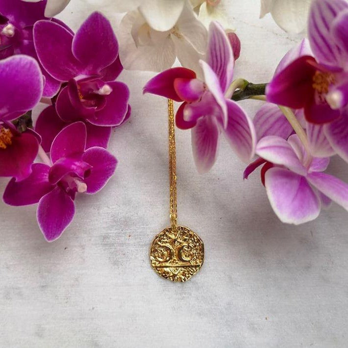 Moon goddess ketting goud