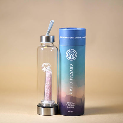 waterfles van glas met rozenkwarts edelstenen